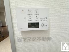 温水洗浄便座付きで、季節を問わずいつでも温かい便座をお使いいただけます。