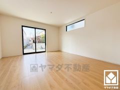 自然光を取り込む、開放感あふれる暮らし。隅々まで光が降り注ぎ、明るく心地の良い空間。玄関側のリビングの窓はシャッター雨戸付きでセキュリティにも配慮されています。