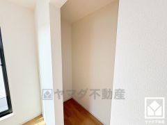 収納力豊富なウォークインクローゼット付き。お洋服はもちろん、スーツケースなどの大物や趣味の道具などもしっかり収納できます。