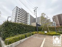 室内洗濯機置場がございますので、天候に左右されず洗濯していただけます。