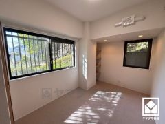 約5.2帖の洋室です。2面採光の大きな窓からは明るい光が降り注ぎます。柔らかな光が差し込むお部屋で、快適で落ち着いた生活をお送りいただけます。