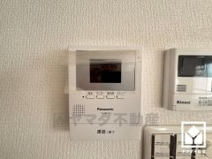 突然の来訪時でも安心なモニター付きインターホンを完備。お留守番中のお子様でも簡単に来訪者の確認ができます。