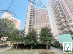 宅配ボックスも完備しています。留守でも安心、荷物の受け取りをスムーズに。