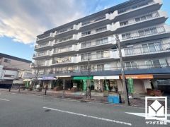 キッチンは空間を有効活用できる壁付けタイプ。L型なので作業動線が最短距離で効率良く動けます。コーナー部分の作業スペースをより広く確保できているのも魅力です。