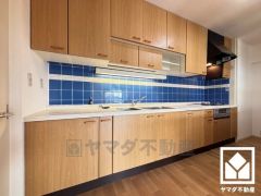 キッチンは空間を有効活用できる壁付けタイプ。作業スペースが広々としており、お料理がはかどりそうです。