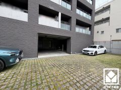 敷地内に駐車場を完備。出入口は防犯性に優れたロボットゲート付き。空き状況等は弊社スタッフまでお気軽にお問い合わせください。