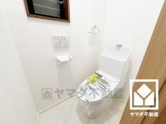 明るく清潔感溢れるトイレです。トイレが1階と2階にあるので、朝の忙しい時間にも混雑せず快適です。