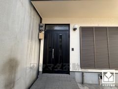 ドアの窓から光が差し込み、外出時にも帰宅時にも、明るい気持ちになれる玄関です。