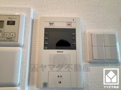 突然の来訪時でも安心なモニター付きインターホンを完備。お留守番中のお子様でも簡単に来訪者の確認ができます。