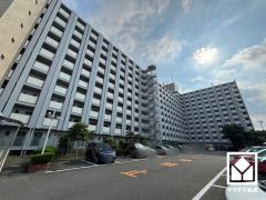 重厚感のあるファサードが、洗練された暮らしを予感させる。品格あるデザインが魅力のマンション。