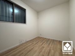 約4.2帖の1階洋室です。全居室に窓がございます。明るい陽光がたっぷり差し込む心地よい生活空間です。