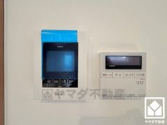 突然の来訪時でも安心なモニター付きインターホンを完備。お留守番中のお子様でも簡単に来訪者の確認ができます。