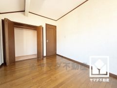 約6帖の3階洋室です。おしゃれなインテリアが映えるデザイン性の高い洋室で、リラックスしたひとときを過ごせます。