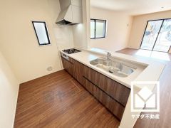 カウンターキッチンなので配膳や片付けがしやすく、お料理中でもお子様の様子が分かって安心です。毎日の料理がもっとスムーズになる、便利な3口コンロ付き。