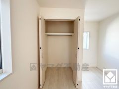 お洋服はもちろん、スーツケースなどの大物もしっかり収納できます。