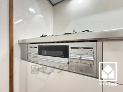 調理に手間がかかりがちな肉や魚を、短時間でサッと焼き上げることができるグリル付き。