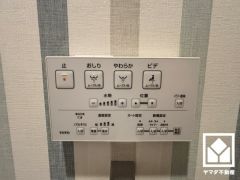 温水洗浄便座付きで、季節を問わずいつでも温かい便座をお使いいただけます。