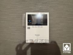突然の来訪時でも安心なモニター付きインターホンを完備。お留守番中のお子様でも簡単に来訪者の確認ができます。