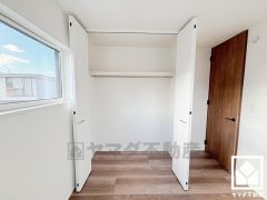 新たに家具を買わなくても良いので、ハンガーパイプ付きのクローゼットは嬉しいですね。