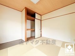 約6帖の和室です。和の趣を大切にしながら、現代のライフスタイルにも調和する美しい琉球畳を採用。シンプルで洗練された空間が、暮らしに心地よいゆとりをもたらします。