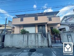 収納豊富なトールキャビネット付きでスッキリお使い頂ける3面鏡の洗面台がございます。ワイドなカウンターで、忙しい朝でも身支度がしやすく時短になります。