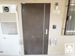 シンプルで洗練された玄関デザイン。帰るたびにホッとできる、心地よい住まいの入り口。