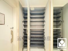 玄関にはシューズボックスを完備。家族の靴もしっかり収納できるので、玄関がいつも片付き、気持ちよくお客様を迎えられます。