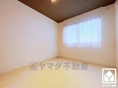 約6帖の洋室です。大きな窓からは明るい光が降り注ぎます。柔らかな光が差し込むお部屋で、快適で落ち着いた生活をお送りいただけます。