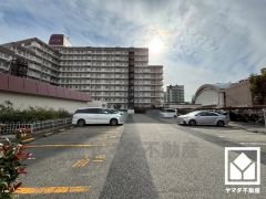 敷地内に駐車場を完備（月額13000円）。重い荷物や雨の日の移動もスムーズで、快適なカーライフを実現。空き状況等は弊社スタッフまでお気軽にお問い合わせください。