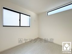 約4.5帖の2階洋室です。2面採光の大きな窓からは明るい光が降り注ぎます。柔らかな光が差し込むお部屋で、快適で落ち着いた生活をお送りいただけます。