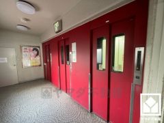 3基のエレベーターを設置し、待ち時間を短縮。快適な住まいへのアクセスをスムーズに。防犯カメラが設置されておりセキュリティにも配慮されています。