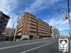 家族との時間も、自分だけの時間も心地よく過ごせる。シンプルで飽きのこない設計が、暮らしに余白をもたらします。この住宅は、日々の暮らしをそっと支えてくれます。