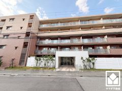 室内洗濯機置場がございますので、天候に左右されず洗濯していただけます。