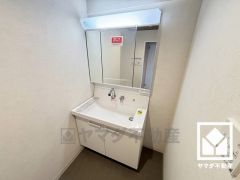 収納付きでスッキリお使い頂ける洗面台です。洗面ボウルが広めなので、忙しい朝でも身支度がしやすく時短になります。