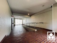 心地よい空間が広がる、清潔で美しいロビー。