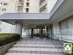 広々とした明るいエントランス。綺麗に整備されており、帰宅時や来客時にも気持ちの良い空間です。