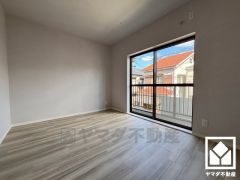 約6帖の2階洋室です。バルコニーにつながるお部屋で、通風・陽当たり良好。