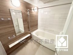 清潔感あふれる空間で、毎日のバスタイムをより快適に。真冬の寒い浴室を暖かく、また雨の日の洗濯物の乾燥にと多用途に活躍する浴室暖房乾燥機付きです。ミストサウナ機能もございます。