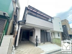 玄関先に屋根のついた空間があるので外出前や雨の日の準備も便利。