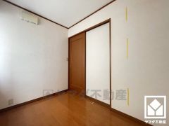 2階キッチンの横にございますので、パントリーとしてもご利用いただけます。まとめ買いしても心配要らずの収納力です。（リフォーム前の写真です）