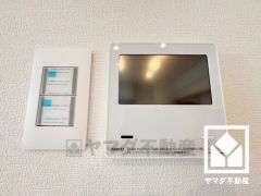 キッチン側は多機能なタッチパネル式の給湯リモコンとなっています。