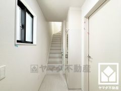 シンプルで洗練された玄関スペース。帰るたびにホッとできる、心地よい住まいの入り口。