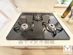 家族のごはん作りがはかどる。同時調理ができる3口コンロ付き。