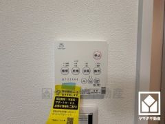 浴室暖房乾燥機付き。真冬の寒い浴室を暖かく、また雨の日の洗濯物の乾燥にと多用途に活躍する機能です。