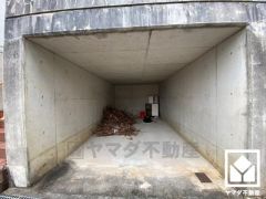 堀込ガレージ造成済み。重い荷物や雨の日の移動もスムーズで、快適なカーライフを実現。