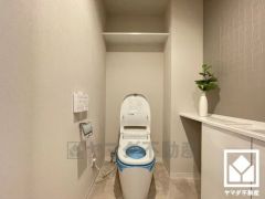 明るく清潔感溢れるトイレです。手洗いが別になっているので、衛生的に使えます。トイレットペーパーのストックや消耗品置き場、小物置きなどとしてもお使いいただける棚やカウンターがございます。