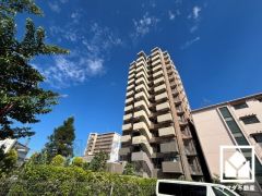 玄関周りに個性が生まれるポーチ付き。防犯面でも効果的です。