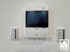 突然の来訪時でも安心なモニター付きインターホンを完備。お留守番中のお子様でも簡単に来訪者の確認ができます。