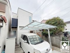 玄関が横向きのため道路から家の中が見えにくく、高いプライバシー性を確保できます。お子様の飛び出し防止にも効果的です。