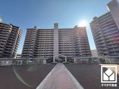 1番館から4番館まで配置された敷地の中央にはゆったりとした広場が整備されています。東側にブランコやシーソーなどの遊具が設置された「巽公園」も隣接しており、子育て世帯の方にもお勧めです。